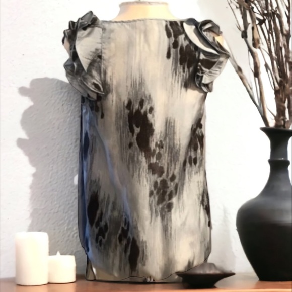 BANANA REPUBLIC BLUE & BLACK RUFFLE TOP SIZE SMALL - Picture 3 of 7